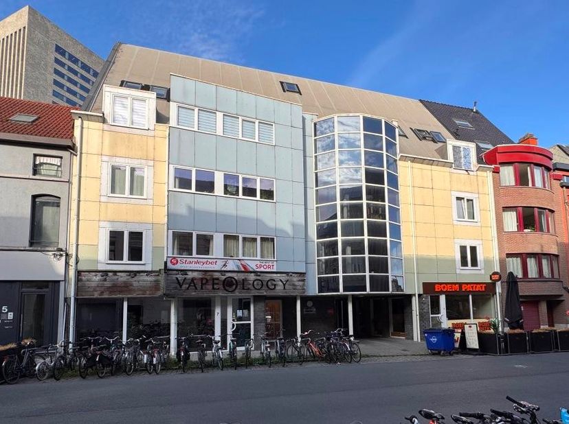 Dit ruime appartement met een bewoonbare oppervlakte van 115 m² is gelegen op de eerste verdieping van een modern gebouw in de Koning Boudewijnstraat