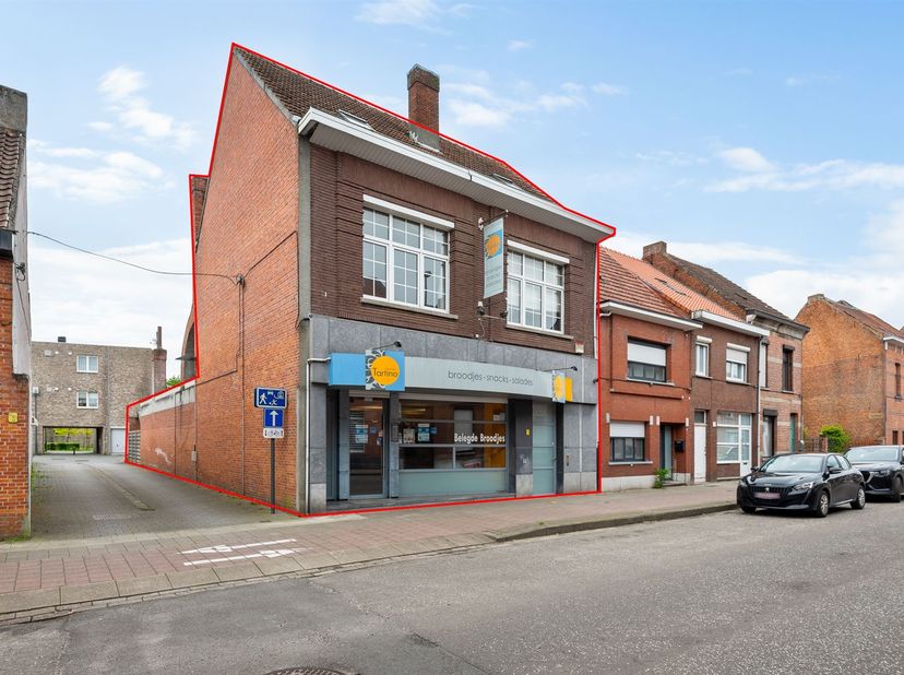 Ruime woning met commerciële ruimte<br />
Mogelijkheid voor omvormen naar 2 appartementen of ruime eengezinswoning (mits kwalitatief ontwerp en vergu