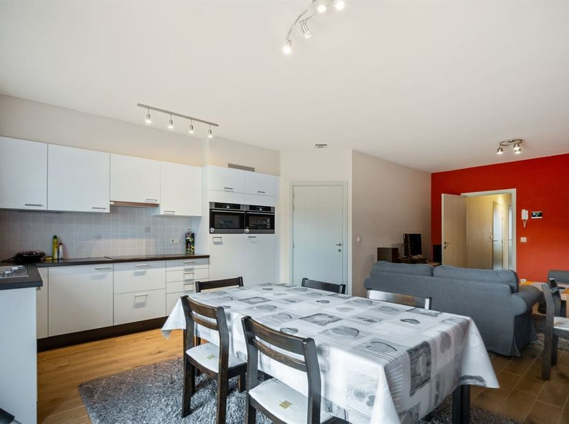 Op een rustige locatie in de Rector de Ramstraat 47 te Zandhoven bevindt zich dit recent gelijkvloers appartement (bouwjaar 2014). De woning combineer