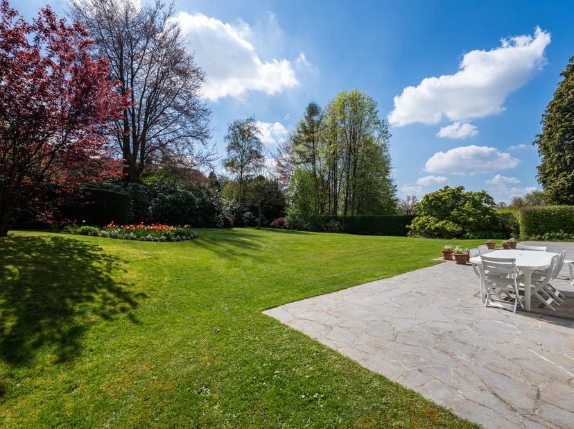Rhode-Saint-Genèse – Quartier du Golf, ravissante VILLA (8CH/5SDB/BUREAU/SDJ) de ± 450 m² habitables en très bon état général offrant de superbes volu