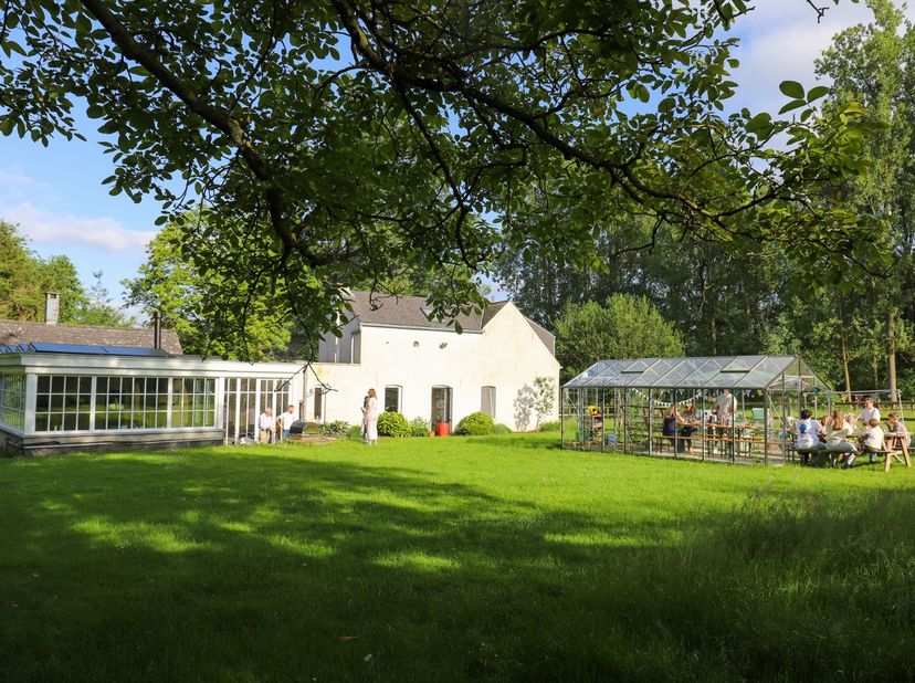 In het midden van een prachtig groen domein ligt deze uitzonderlijke, instapklare woning met natuurvijver en bos. De woning werd grondig gerenoveerd i