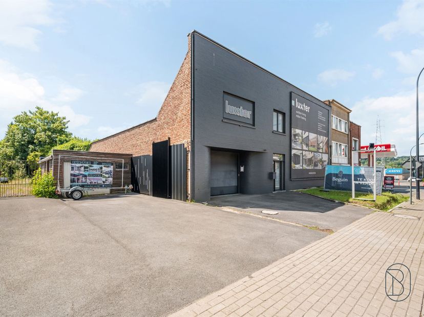 Commerciële ruimte op een toplocatie.<br />
<br />
Bestaande uit een volledig gerenoveerde showroom, burelen, en parking. <br />
TROEVEN: nieuwe da