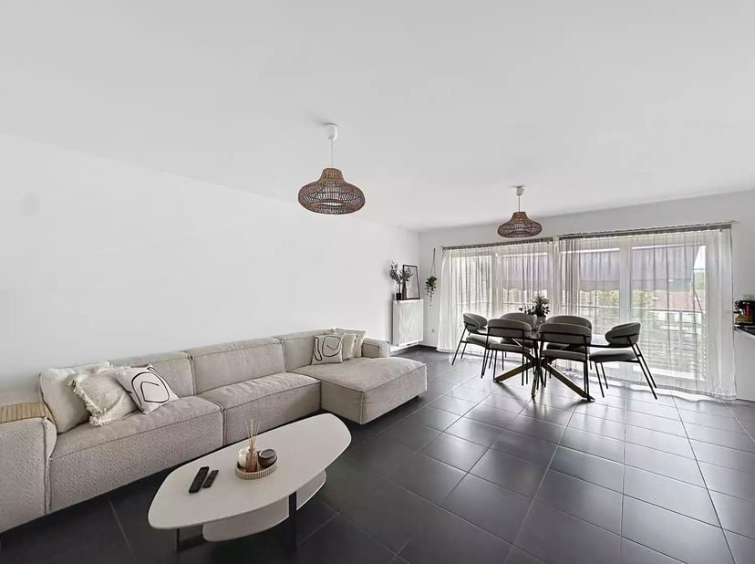 La prochaine visite est COMPLÈTE.<br />
Ce spacieux appartement offre une surface habitable de 99 m², telle quindiquée sur le certificat PEB, et se si