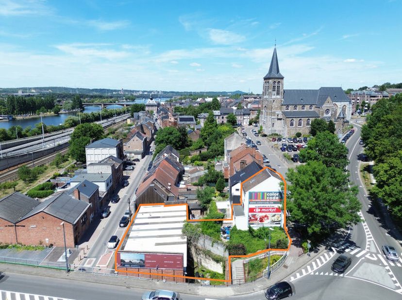 Idéalement situé à Visé, proposant une visibilité idéale et de nombreuses possibilités, ensemble immobilier comprenant 1 entrepôt, une parcelle de ter