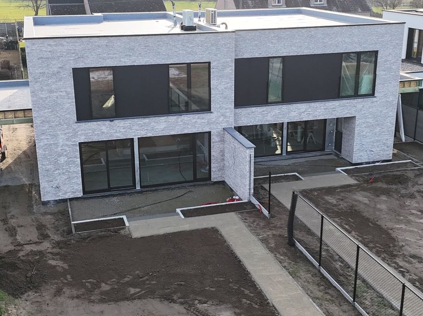 Op zoek naar een ruime, energiezuinige en hoogwaardig afgewerkte nieuwbouwwoning op een uitstekende ligging?<br />
Dan is deze exclusieve gezinswoning