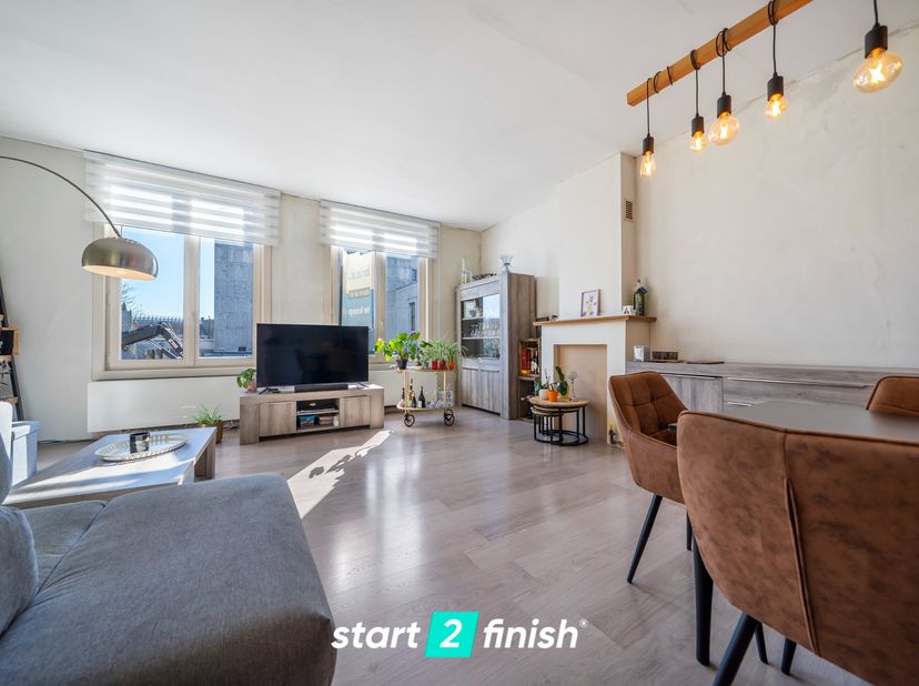 Deze verrassend ruime woning te Blankenberge bieden wij u te koop aan. Op een boogscheut van de zee en shopping boulevard bevindt zich deze statige wo