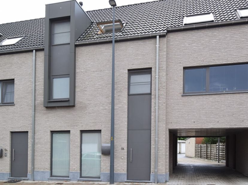 KARABINIERSSTRAAT 5A - 8840 WESTROZEBEKE<br />
<br />
Recente en energiezuinige rijwoning met alle modern comfort.<br />
<br />
De woning bestaat op h