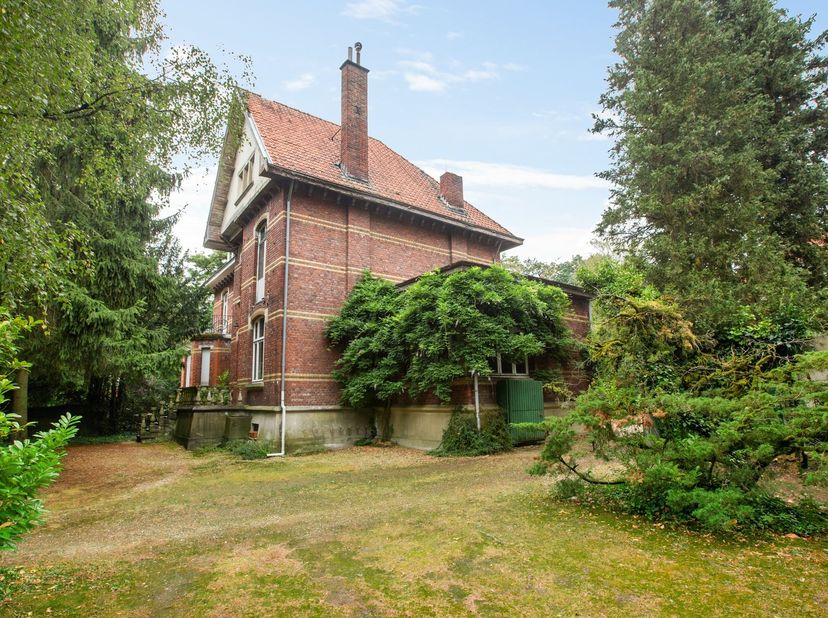 Charmant herenhuis op rustige locatie in Genk<br />
<br />
Op zoek naar een woning met karakter, ruimte en rust? Dit prachtige herenhuis, gelegen op