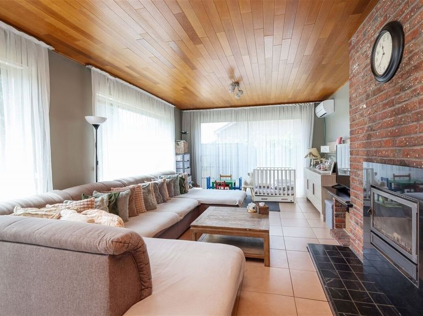 Ruime woning met 5 slaapkamers, residentieel en groen gelegen op een prachtig perceel van 16a24ca<br />
Omgeving:<br />
+ Groen en centraal gelegen<br