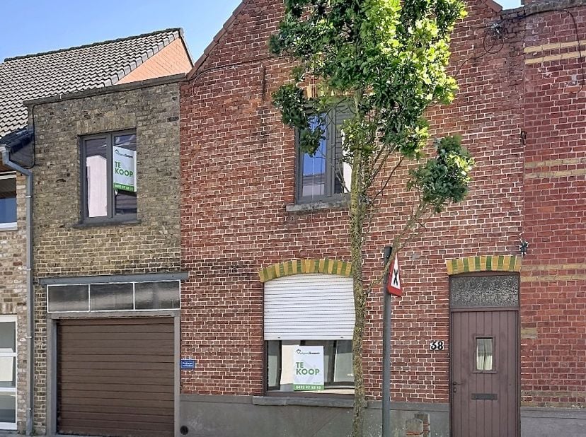 Deze woning is gelegen in het centrum van Eernegem en bestaat uit: inkomhal - living - keuken - berging - wasplaats - terras - tuin - grote garage - n