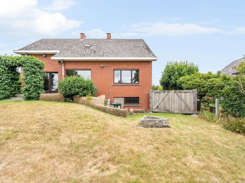 Te koop: ruime gezinswoning met 4 slaapkamers en dubbele garage<br />
<br />
Deze ruime gezinswoning combineert lichtrijke leefruimtes, vier volwaar