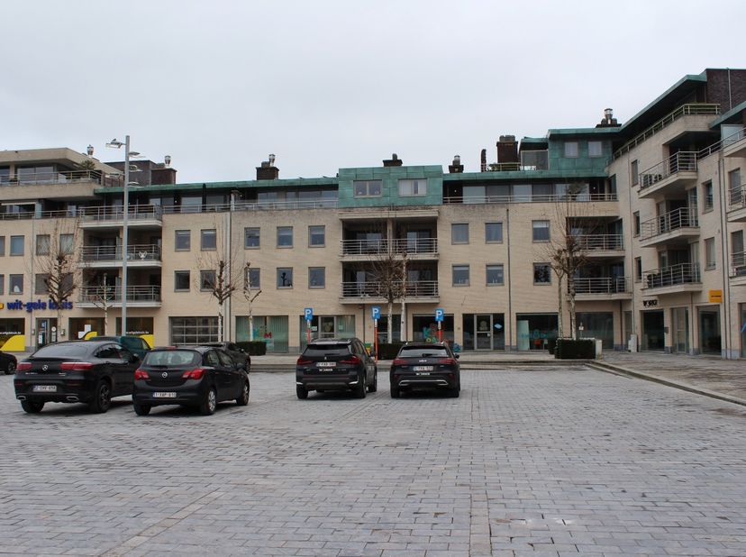Het commerciële kantoor in residentie La Piazza is een modern pand dat in 2009 is gebouwd. Met een bruikbare oppervlakte van 230 vierkante meter biedt