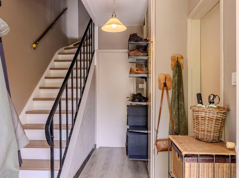 Gunstig gelegen gerenoveerde woning met 4 slaapkamers.<br />
Indeling:<br />
Gelijkvloers: <br />
Inkomhal met gastentoilet, ruime leeftruimte, ingeri