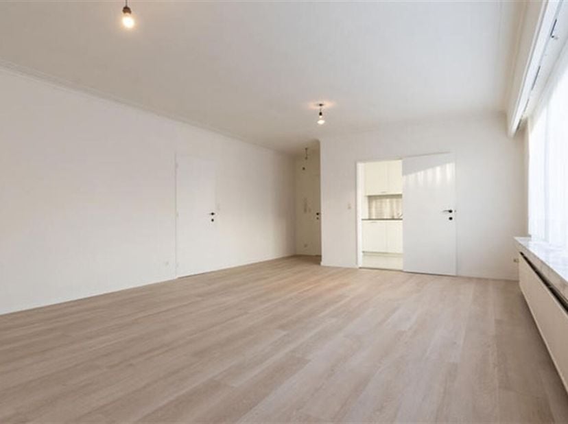 Gerenoveerd appartement met 2 slaapkamers, terras, tuin en garage op uitstekende locatie in Mechelen<br />
Ligging: Dit zeer rustig appartement is gun