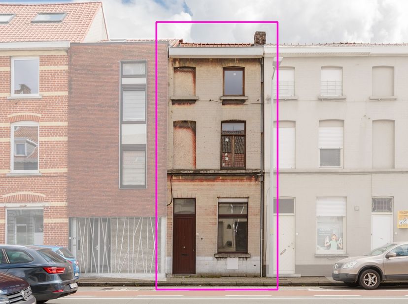 Deze solide&amp;nbsp;rijwoning is gelegen in de Meensesteenweg 39 te Kortrijk en&amp;nbsp;biedt een uitstekende basis voor een grondige&amp;nbsp;renovatie naar ei