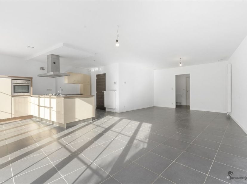 Gelegen in de rustige omgeving van Heers, aan de Truyerstraat 4A bus 1, biedt dit moderne en verzorgde appartement een bewoonbare oppervlakte van ca.
