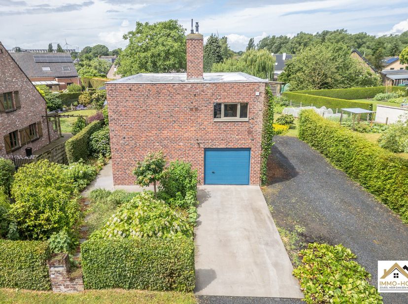 Deze halfopen bebouwing langs de Eksaardserijweg in Oostakker biedt verrassend veel ruimte en een praktische indeling, ideaal voor gezinnen die op zoe