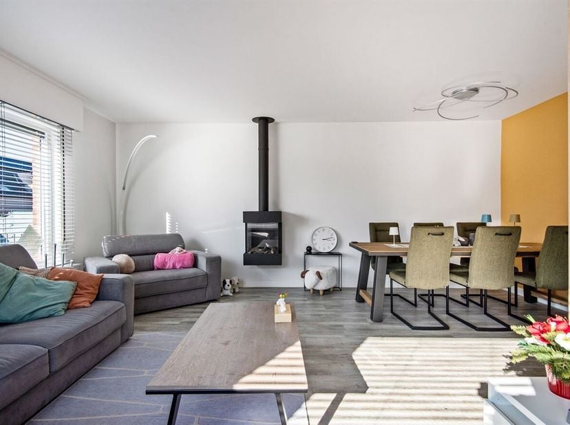 Instapklare HOB met 4 slpks, zwembad en EPC B!<br />
Deze woning is gelegen in een rustig gelegen straat met een aangenaam uitzicht op de omliggende w