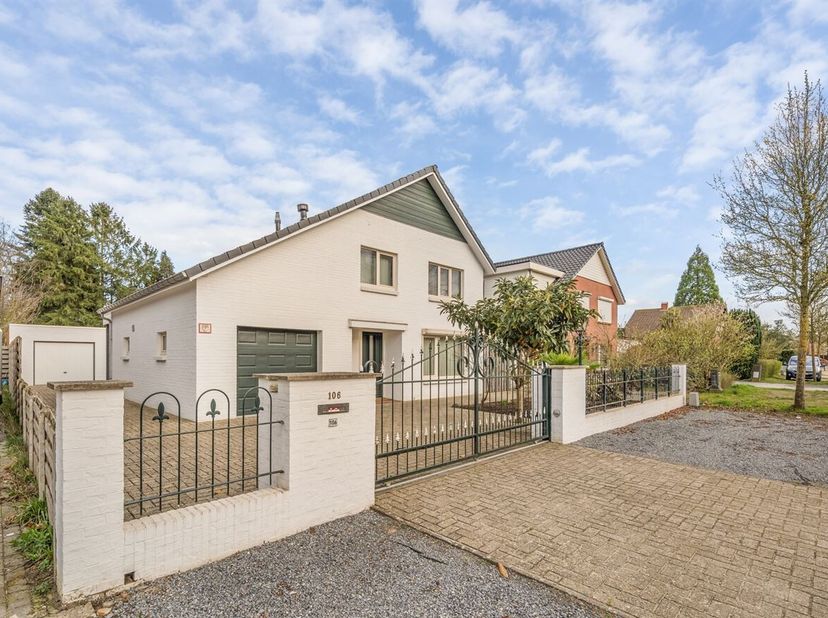 Maison familiale prête à emménager avec 4 chambres et jardin à Achel<br />
Situation : La propriété est située dans une rue calme. Il s'agit d'un cadr