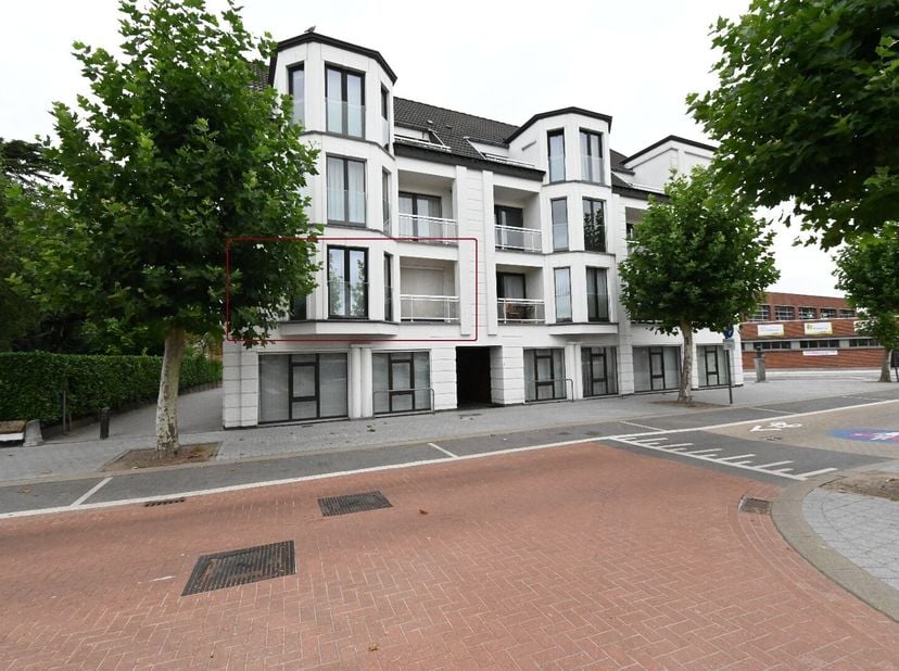 Dit lichtrijke appartement is gelegen in het centrum van Maldegem op de aansluiting tussen de Mevr. Courtmanslaan en de Kanunnik Andrieslaan.<br />
Op