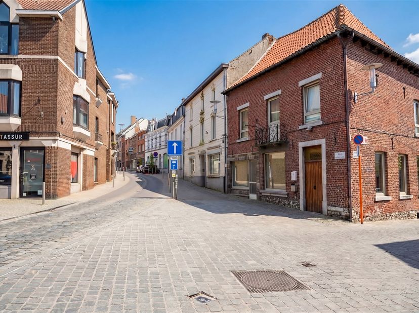 Handelsruimte met appartement in het centrum van Borgloon!<br />
<br />
Midden in het centrum van Borgloon, pal tegenover het prachtige stadhuis, li
