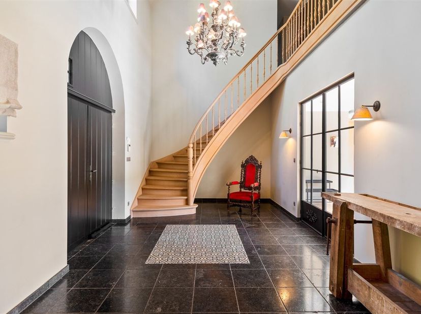 Exclusieve villa met verwarmd zwembad en luxueuze afwerking in Mol<br />
Welkom in deze stijlvolle villa aan Moerhoek 10 in Mol, gelegen in een rustig