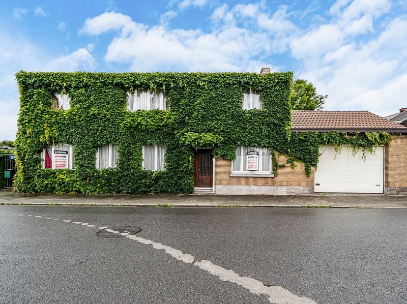 Easyhome Immobilier a le plaisir de vous présenter cette belle maison 3 façades, pleine de potentiel, idéalement située à Lodelinsart, à proximité de