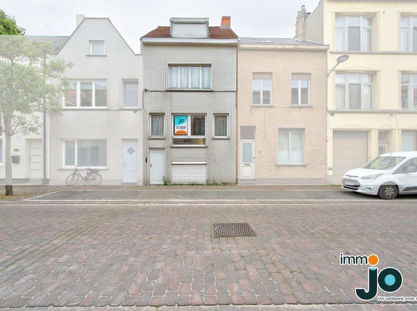 Située à proximité du centre d'Ostende, à quelques pas de la plage et de diverses commodités, cette maison spacieuse à rafraîchir dispose d'un espace