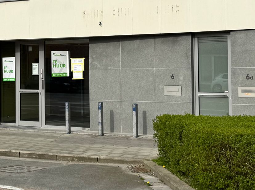 Op zoek naar een veelzijdige en instapklare commerciële ruimte? Deze eigendom in Vleteren biedt een professionele setting met tal van mogelijkheden vo