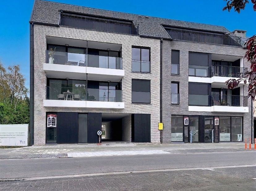 Gelegen in Res. ROYAL ASTRID, gelegen op het groene dorpsplein van Grobbendonk.<br />
Het gebouw bestaat in totaal uit 2 winkels / kantoren op het gel