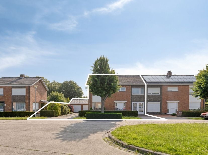 Instapklare halfopen gezinswoning met 5 slaapkamers, dubbele garage en verzorgde tuin<br />
<br />
Op zoek naar een ruime gezinswoning waar comfort, r