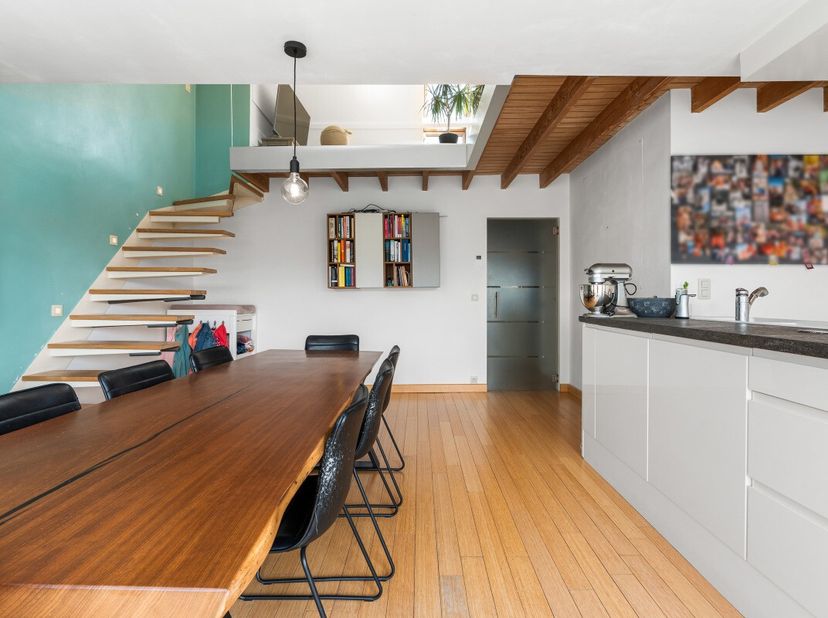 Te koop: instapklaar appartement in een groene, residentiële omgeving van Oostende, op korte afstand van het park. Dit gezellige duplex appartement, b