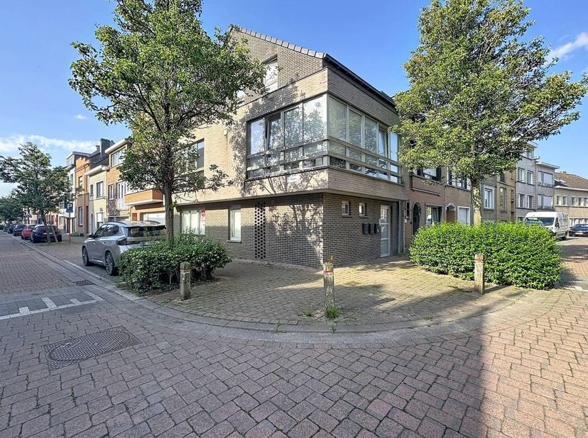 Dit instapklaar appartement op het gelijkvloers in Oostende biedt u het ultieme stadsgemak in een knusse omgeving. Dit appartement beschikt over een g