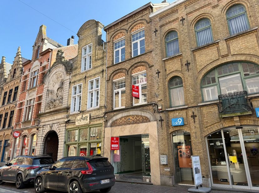 Verrassend ruim handelspand op topligging in het commerciële hart van Ieper.<br />
Het pand bestaat uit:<br />
Gelijkvloers: Handelsgelijkvloers<br />
