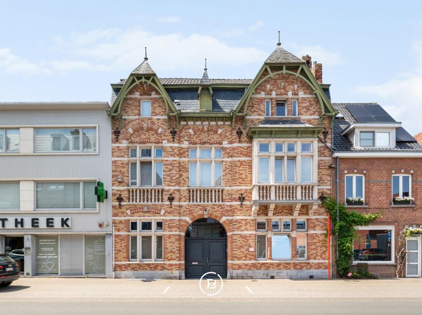 In het hart van de winkelstraat van Oostkamp bevindt zich dit uitzonderlijke eclectische herenhuis "Villa Medici" (1909), waar historische grandeur en