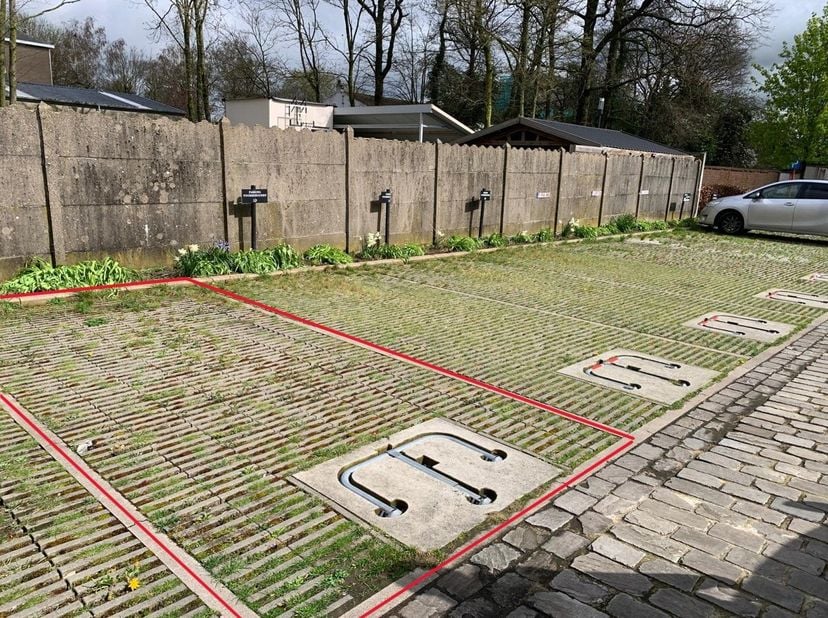 Op het Brouwersplein in Kortemark, pal in het centrum, bieden we deze autostaanplaats aan. Parkingplaats is voorzien van een parkeerbeugel. 