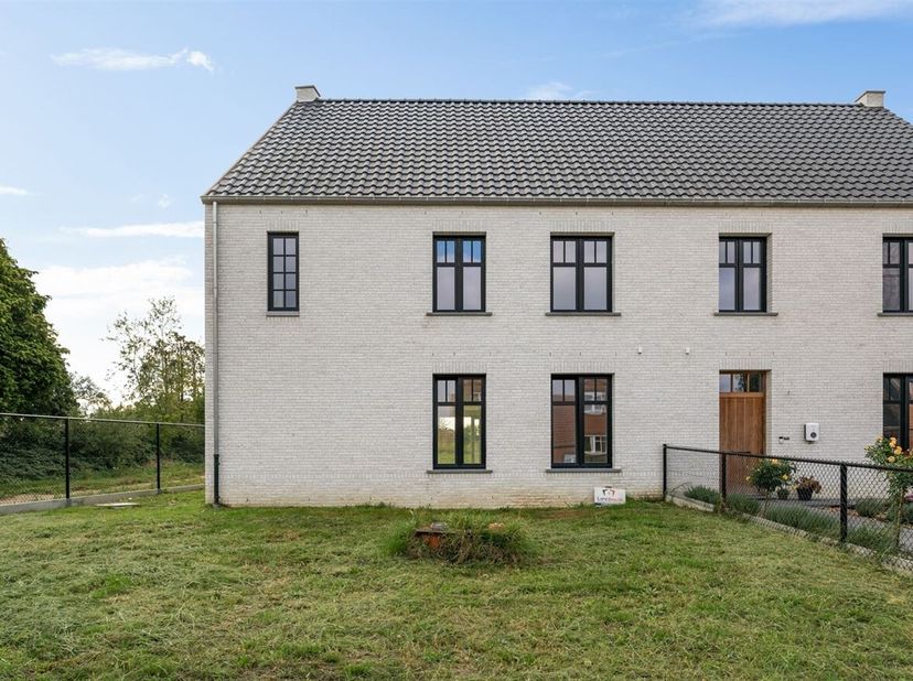 Lichtrijke nieuwbouwwoning met 4 slaapkamers en een zuidgerichte tuin<br />
Omschrijving:<br />
Bij het binnenkomen word je verwelkomd in de centrale
