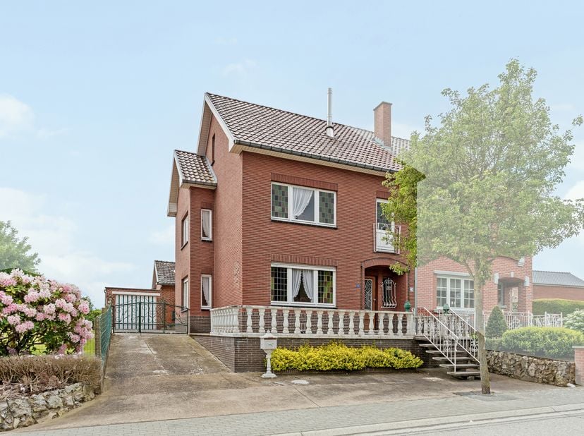 Charmante halfvrijstaande gezinswoning gelegen op een ruim, zuidelijk georiënteerd perceel van 8a92ca met een straatbreedte van 20 meter. Deze woning