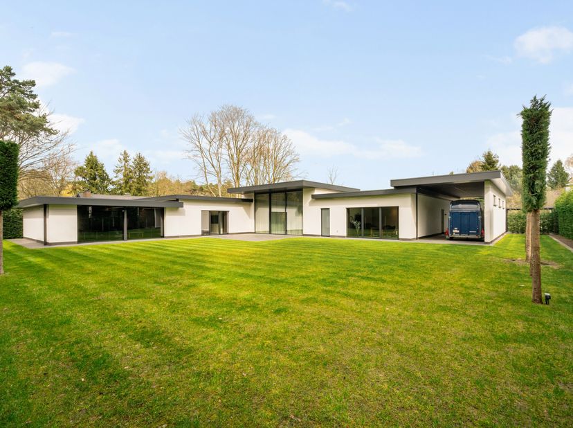 Luxe moderne laagbouwvilla (2025) gelegen op een residentiële en bosrijke locatie te Pelt (Grote Heide). De woning werd met veel oog voor kwaliteit af