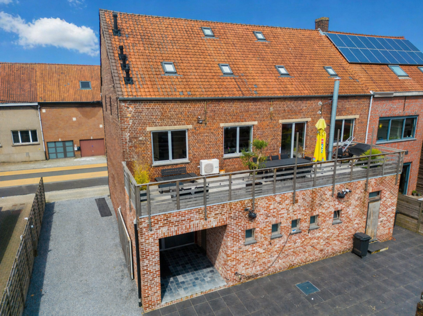 Ben je op zoek naar een pand waar wonen en werken perfect hand in hand gaan?<br />
Dit veelzijdige pand, combineert een volledig ingerichte handelsrui