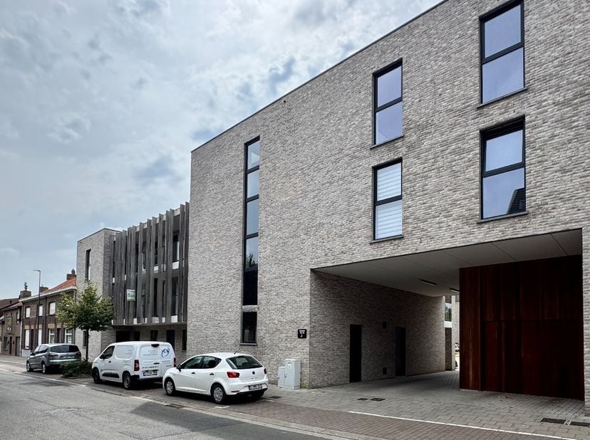 Dit appartement (A1.1) is gelegen op de 1ste verdieping in de Residentie Brouwershof te Westrozebeke (Staden) en bestaat uit: inkomhal - toilet - badk