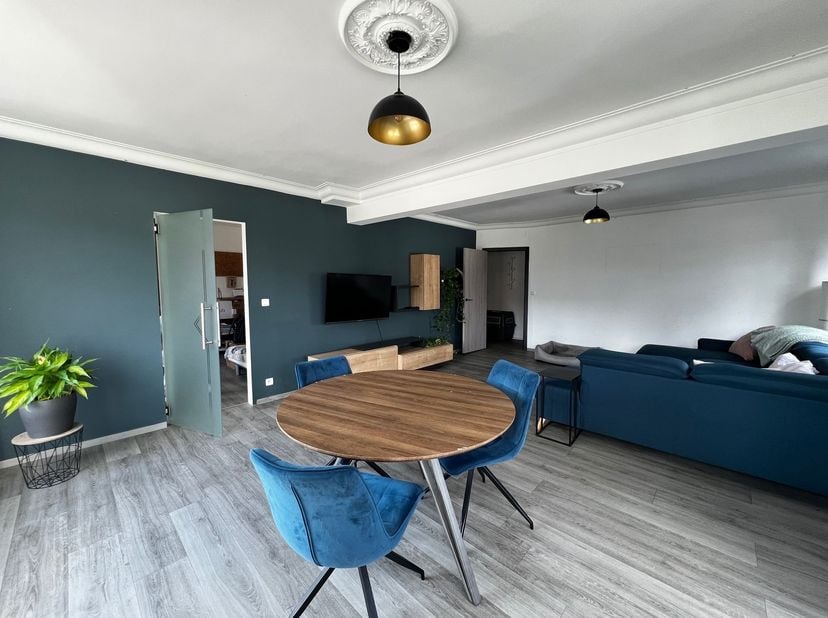 Ligging:<br />
Dit ruime en lichtrijke appartement is gelegen in Deurne en geniet van een gunstige ligging met een vlotte verbinding naar Antwerpen e