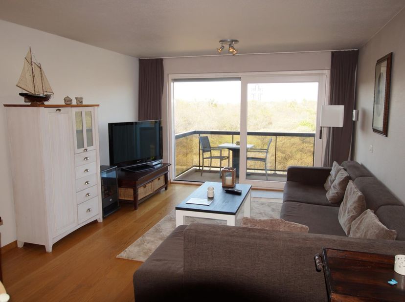 Dit instapklaar , gemeubeld appartement is heel rustig gelegen op een zucht van zee , en op wandelafstand van het centrum . Indeling : prachtig gereno