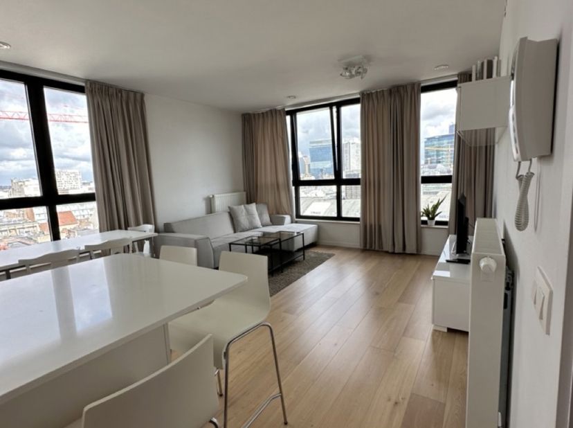 Ontdek dit gemeubelde appartement, gelegen in een modern gebouw in het bruisende stadscentrum van Brussel. Omringd door winkels, restaurants en uitste