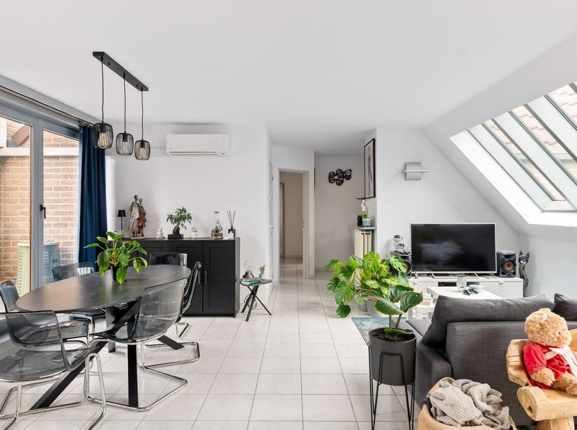 Lichtrijk dakappartement met ruim westgericht dakterras<br />
<br />
Gelegen op wandelafstand van winkels, scholen en openbaar vervoer, in een klein
