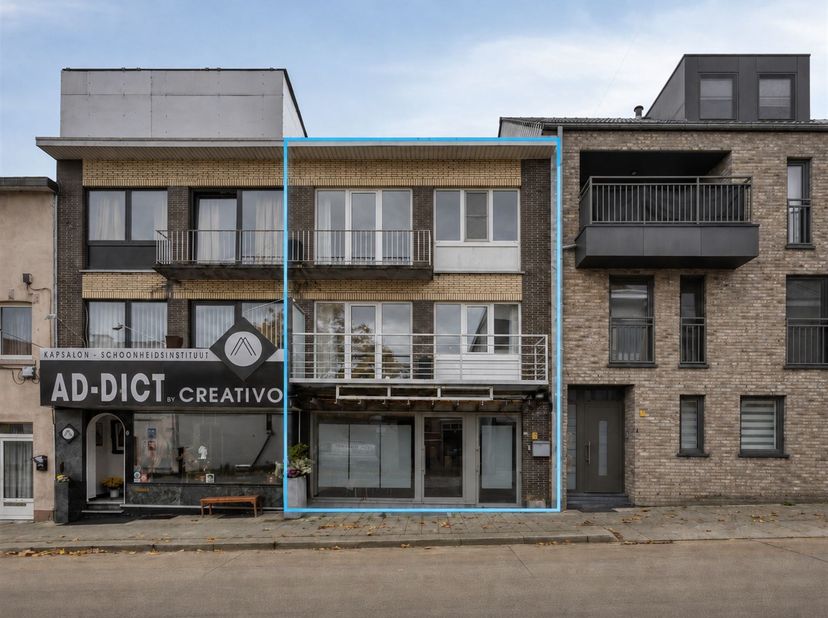 TE KOOP: Duplex-appartement (3slpks) met kantoorruimte of handelsruimte op topligging in Genk!<br />
In de Hoefstadstraat te Genk bevindt zich dit ve