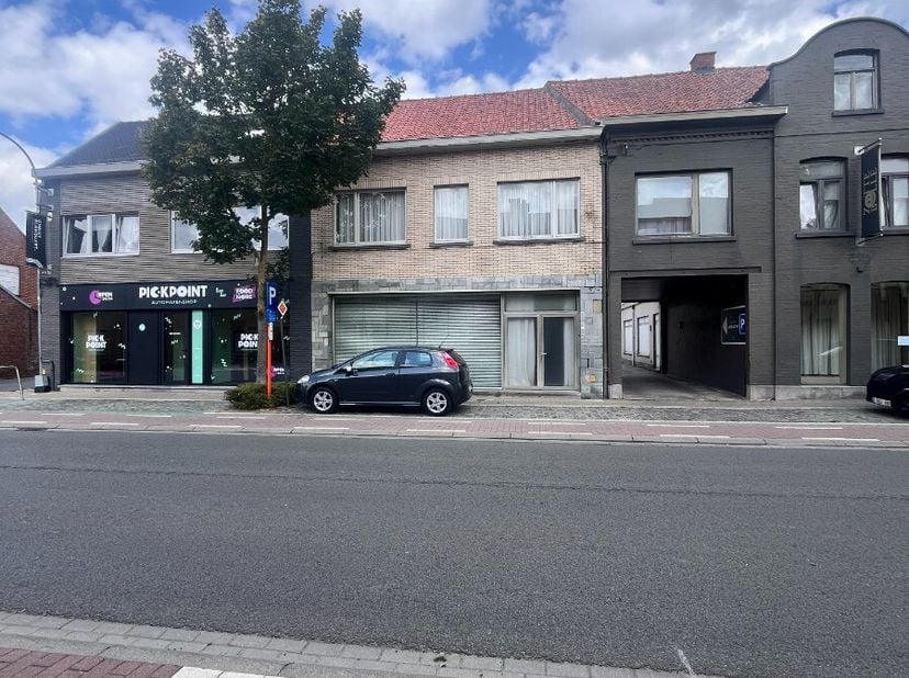 Te renoveren handelspand met ruime woonst en 2 garagesIndelinggelijkvloers: praktijkruimte, living, badkamer bereikbaar via de keuken, toilet, koer, b
