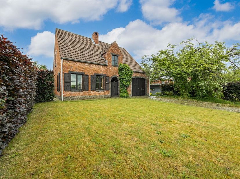 Welkom in deze gezinswoning gelegen in de mooie gemeente Heist-op-den-Berg. Dit charmante huis situeert zich op een ruim perceel van 1.195 m². <br />