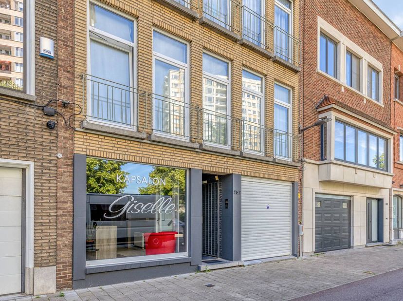 Indeling:<br />
<br />
Op het gelijkvloers bevindt zich een handelsruimte van ca. 80 m² die momenteel is ingericht als kapsalon. Dankzij de flexibele