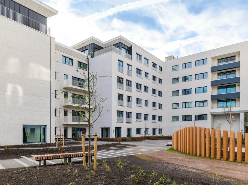 Le tout nouveau projet W vous propose au 3ème étage, un appartement traversant 2 chambres (degré de finition design), dont l'espace de vie est prolong